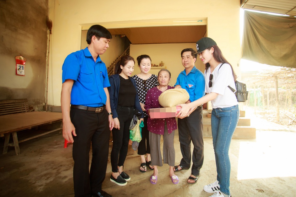Huyền My nhiều phen lặng người khi vào “rốn lũ” miền Trung - 4 Huyền My nhiều phen lặng người khi vào “rốn lũ” miền Trung - 4