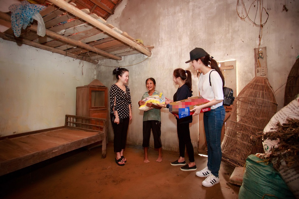 Huyền My nhiều phen lặng người khi vào “rốn lũ” miền Trung - 5 Có mặt tại những nơi bị thiệt hại nặng nề nhất sau hai trận lũ vừa qua ở hai tỉnh Nghệ An và Hà Tĩnh, Á hậu Huyền My cùng gia đình tận mắt chứng kiến hoàn cảnh tang tương của nhiều hộ gia đình đã bị lũ cuốn trôi hết các vật dụng trong gia đình và hiện tại phải vật lộn để kiếm ăn từng bữa.