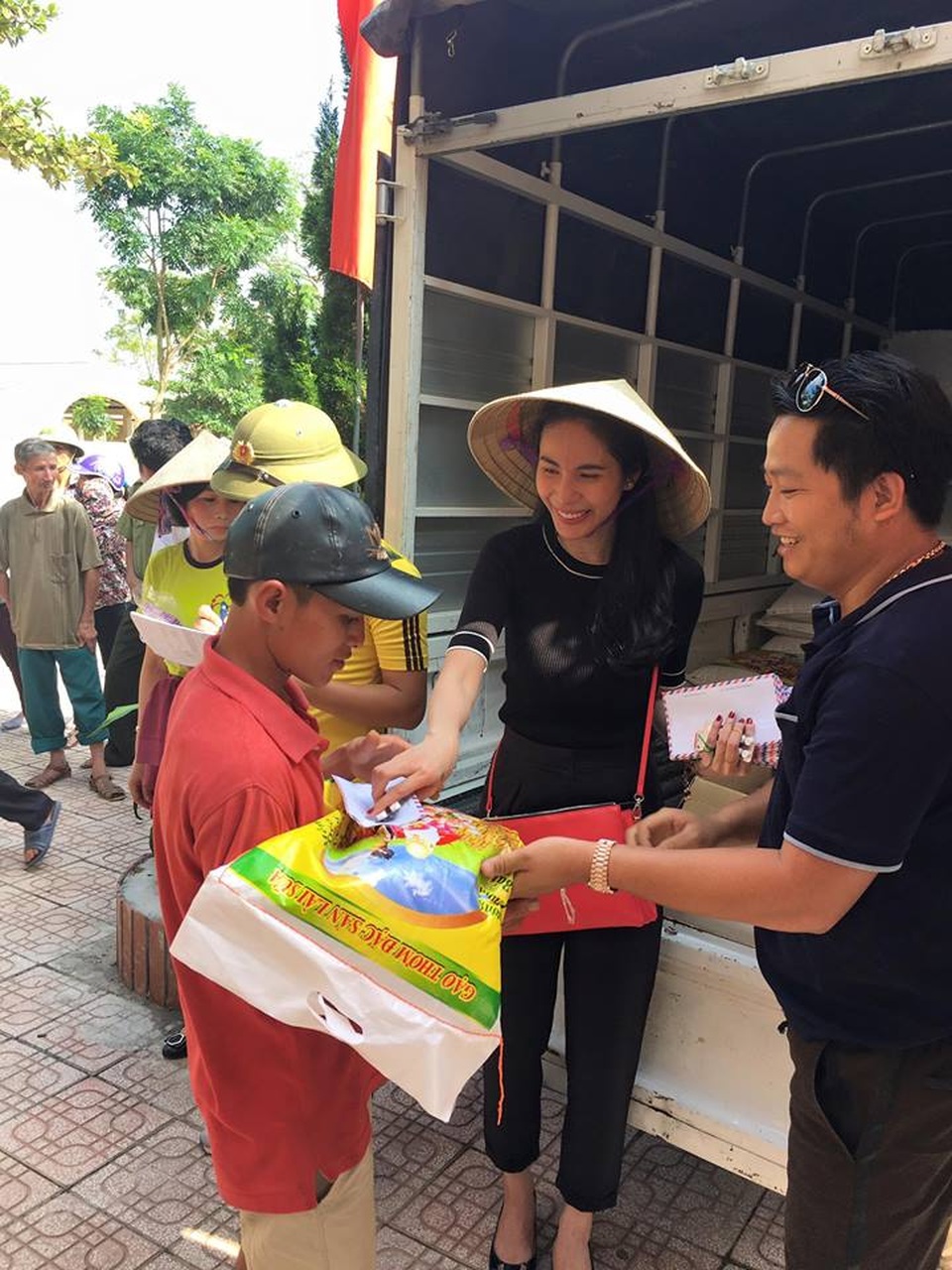 Những tấm lòng thầm lặng của nghệ sĩ Việt trong “rốn lũ” - 2 Thuỷ Tiên cười rất tươi mỗi khi trao được một phần quà cho người dân vùng lũ. Ảnh: TT.