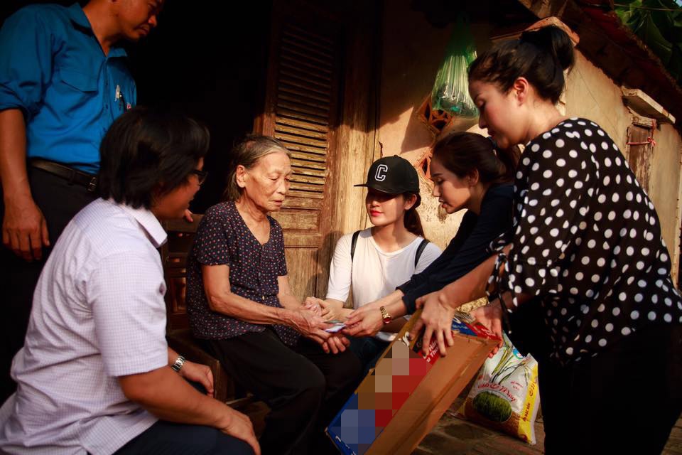 Những tấm lòng thầm lặng của nghệ sĩ Việt trong “rốn lũ” - 4 Huyền My cùng mẹ và các thành viên trong đoàn từ thiện mang quà đến tận nhà trao cho cụ bà 83 tuổi có một con bị lũ cuốn trôi năm 2010 và một con bị tâm thần ở Hà Tĩnh. Ảnh: HM.