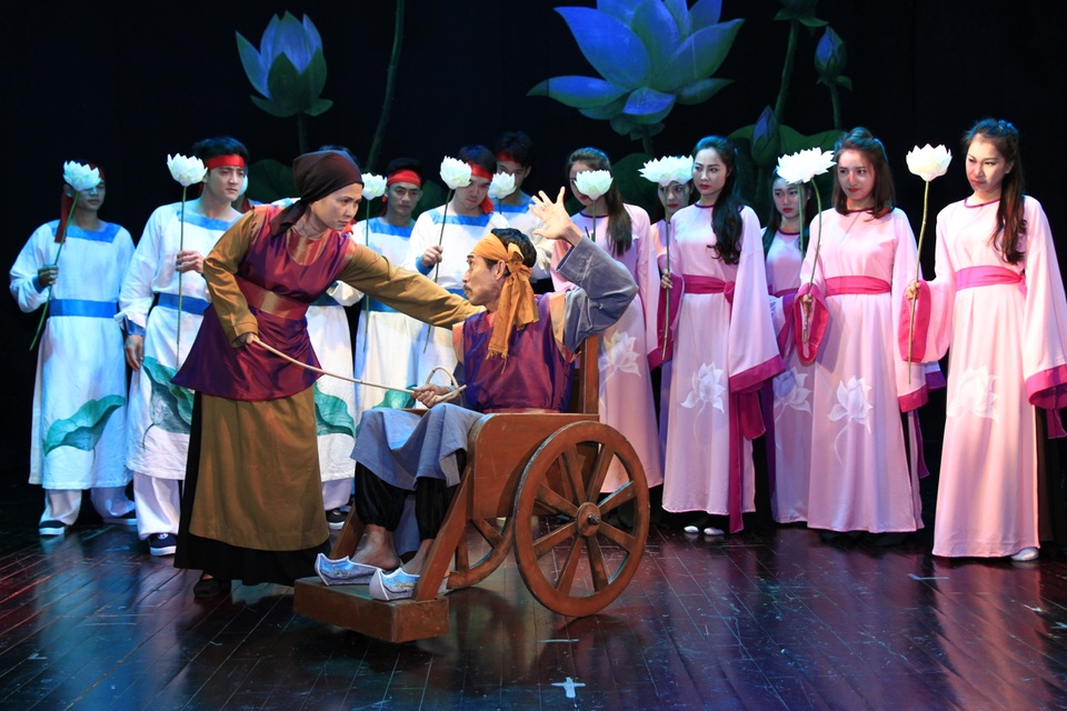 NSND Lan Hương và NSƯT Phú Đôn trong một cảnh diễn.