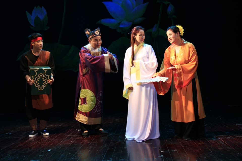 Cảnh Kiều bị Mã Giám Sinh lừa vào tửu điếm của Tú Bà.