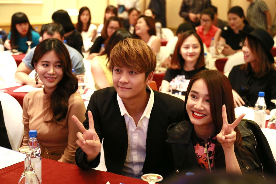 Kang Tea Oh nhí nhảnh bên Nhã Phương trước khi bắt đầu buổi họp báo. Ảnh: VFC.