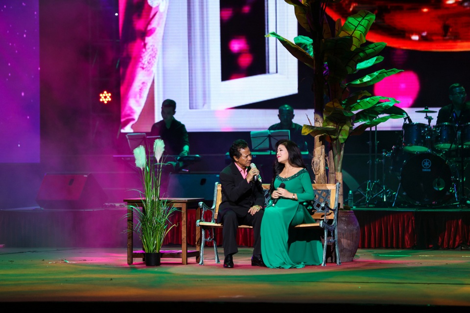 MC Kỳ Duyên bối rối khi Chế Linh bất ngờ “ngỏ lời yêu” - 7 Chế Linh song ca với anh thơ Đoạn cuối tình yêu.