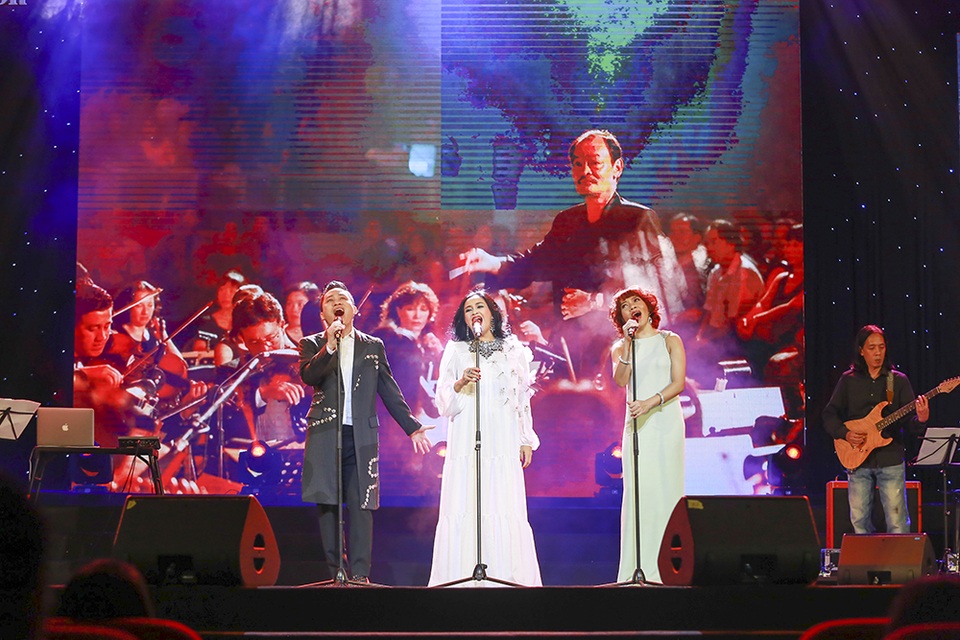 Đêm nhạc mở đầu bằng sự xuất hiện của Tùng Dương, diva Thanh Lam và Hà Trần, cả 3 đã dìu người nghe vào thế giới âm nhạc của cố nhạc sĩ Thanh Tùng bằng ca khúc “Cảm ơn mùa thu”. Đây là dịp hiếm hoi 3 ca sĩ được đứng cùng nhau trên sân khấu để hát lại những tính khúc bất hủ.