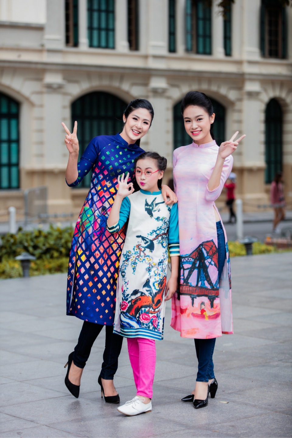 Ngọc Hân, Mỹ Linh, Thanh Tú mặc áo dài nhảy flashmob ở Hồ Gươm - 14 Sau khi tham gia nhảy flashmob, các người đẹp đã di chuyển đến khu vực chợ Đồng Xuân để phát túi giấy tự huỷ cho các tiểu thương và khách hàng tại đây, nhằm kêu gọi mọi người nâng cao ý thức trong việc giảm thiểu túi nhựa khó phân huỷ gây ô nhiễm môi trường.