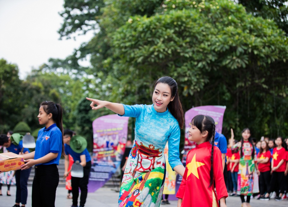 Ngọc Hân, Mỹ Linh, Thanh Tú mặc áo dài nhảy flashmob ở Hồ Gươm - 8 Ngọc Hân, Mỹ Linh, Thanh Tú mặc áo dài nhảy flashmob ở Hồ Gươm - 8
