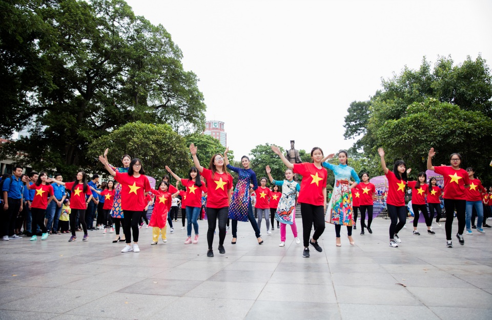 Ngọc Hân, Mỹ Linh, Thanh Tú mặc áo dài nhảy flashmob ở Hồ Gươm - 5 Bên cạnh sự kiện, các Hoa hậu, người đẹp và các bạn học sinh, sinh viên còn tham gia nhiều hoạt động khác như tặng quà cho người vô gia cư và trẻ em khuyết tật, dọn vệ sinh quanh khư vực phố đi bộ,… để nhân lên những việc làm tử tế.