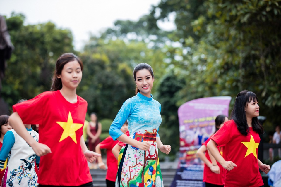 Ngọc Hân, Mỹ Linh, Thanh Tú mặc áo dài nhảy flashmob ở Hồ Gươm - 3 Ngọc Hân, Mỹ Linh, Thanh Tú mặc áo dài nhảy flashmob ở Hồ Gươm - 3
