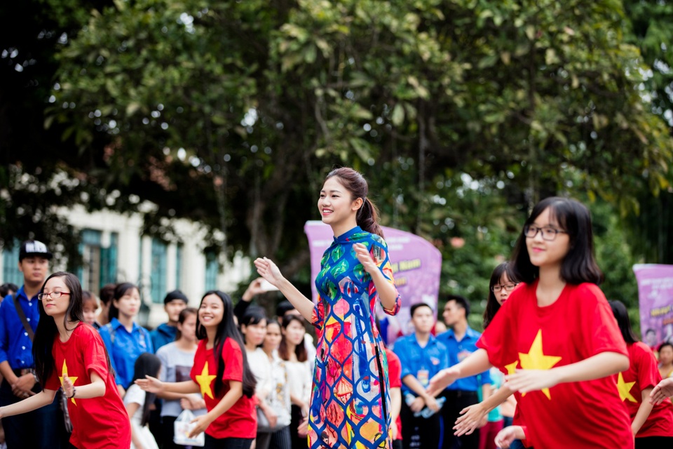 Ngọc Hân, Mỹ Linh, Thanh Tú mặc áo dài nhảy flashmob ở Hồ Gươm - 2 Ngọc Hân, Mỹ Linh, Thanh Tú mặc áo dài nhảy flashmob ở Hồ Gươm - 2