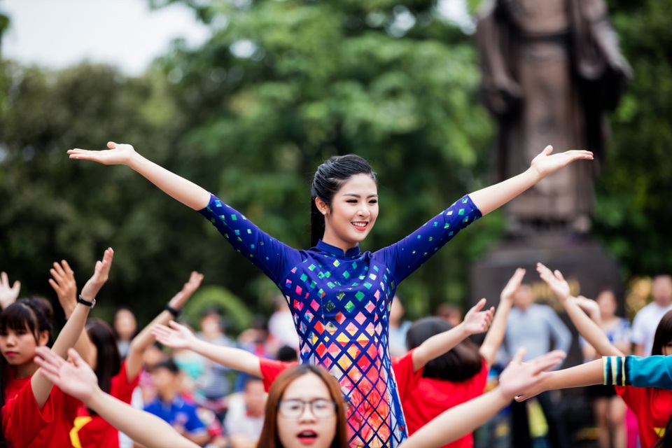 Ngọc Hân, Mỹ Linh, Thanh Tú mặc áo dài nhảy flashmob ở Hồ Gươm - 4 Bằng những việc làm cụ thể và thiết thực hàng ngày như: thu gom rác, dọn vệ sinh môi trường, tuyên truyền cho cộng đồng xã hội, nói không với thực phẩm bẩn và kêu gọi hành động của cả cộng đồng xã hội cùng sống có trách nhiệm với môi trường.
