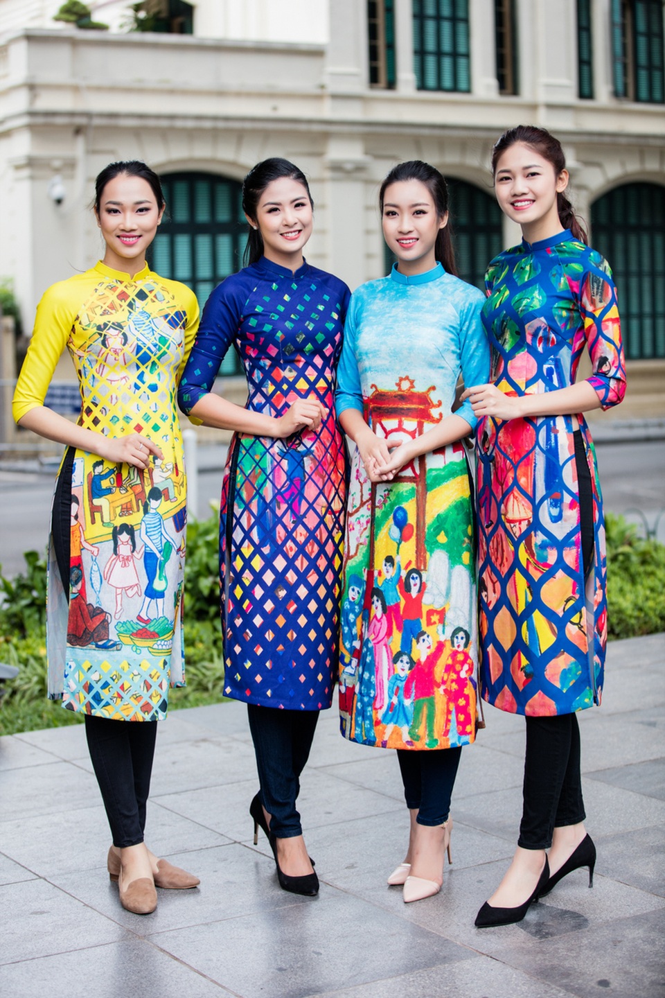 Ngọc Hân, Mỹ Linh, Thanh Tú mặc áo dài nhảy flashmob ở Hồ Gươm - 11 Trang phục áo dài mà các người đẹp mặc trong buổi sang ngày hôm qua do Hoa hậu Ngọc Hân thiết kế có tên “Hà Nội trong mắt trẻ thơ” từng được cô giới thiệu tại Festival Áo dài 2016. Là một Hoa hậu rất chăm chỉ hoạt động xã hội từ thiện, Ngọc Hân còn định hướng cho các đàn em đi sau cùng tham gia các hoạt động ý nghĩa cùng với mình.