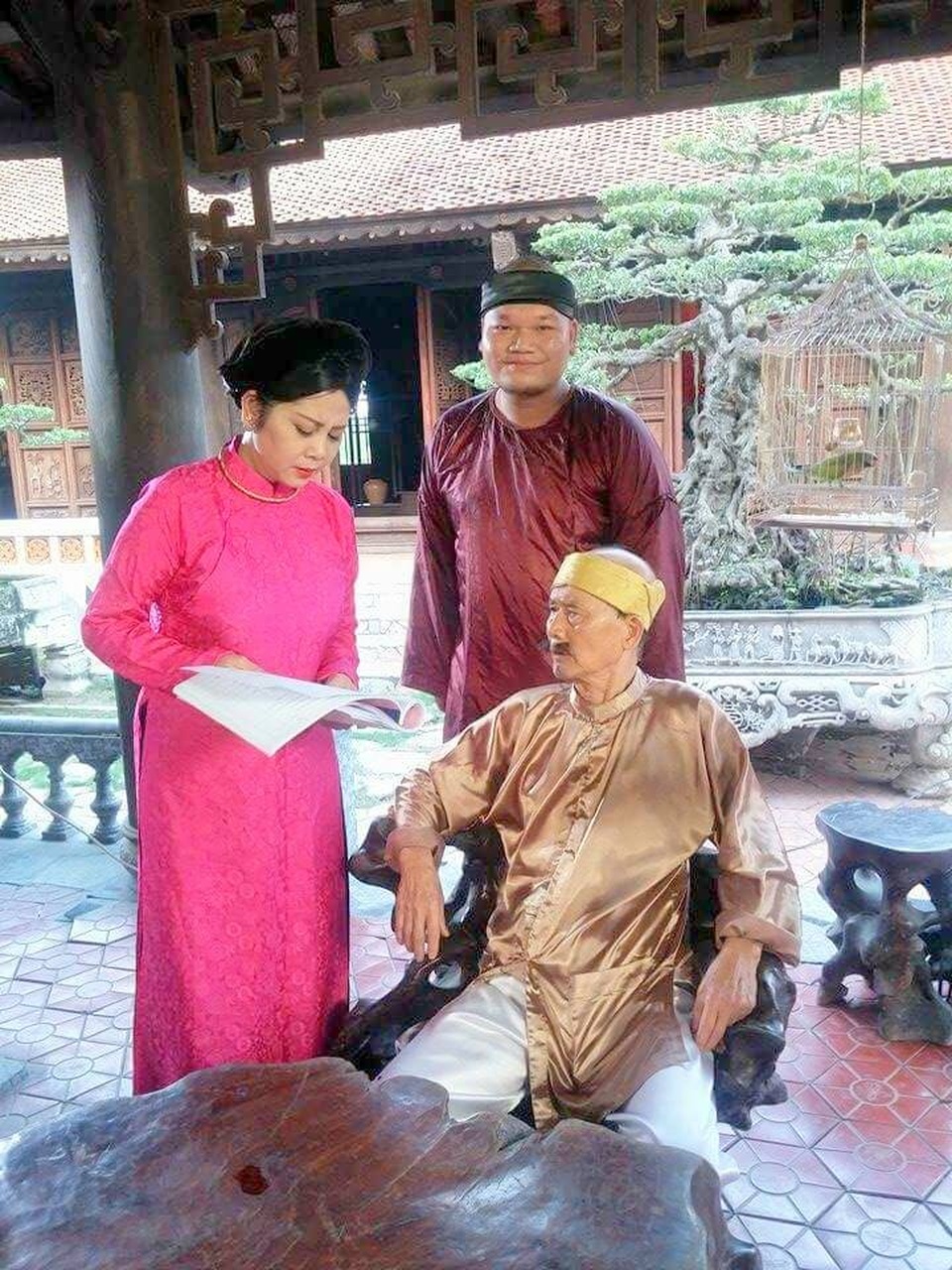 Nghệ sĩ bàng hoàng khi hay tin NSƯT Phạm Bằng qua đời - 1 Nghệ sĩ Minh Hằng đóng chung với nghệ sĩ Phạm Bằng trong hài Tết Chôn nhời. Ảnh: PĐH.