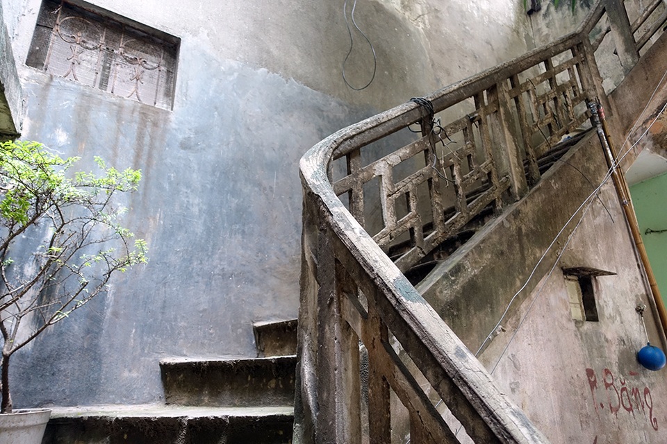 Lối lên nhà nghệ sĩ Phạm Bằng là một cầu thang bằng bê tông cũ kỹ.