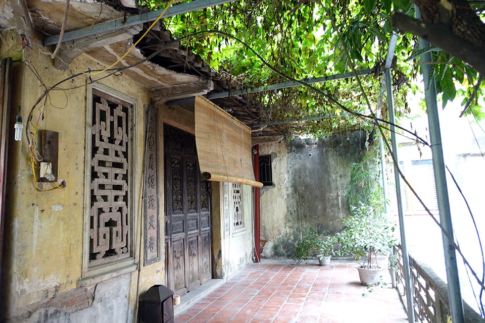 Mặt trước nhà nam nghệ sĩ là điện thờ Mẫu do thân sinh nam nghệ sĩ truyền lại.