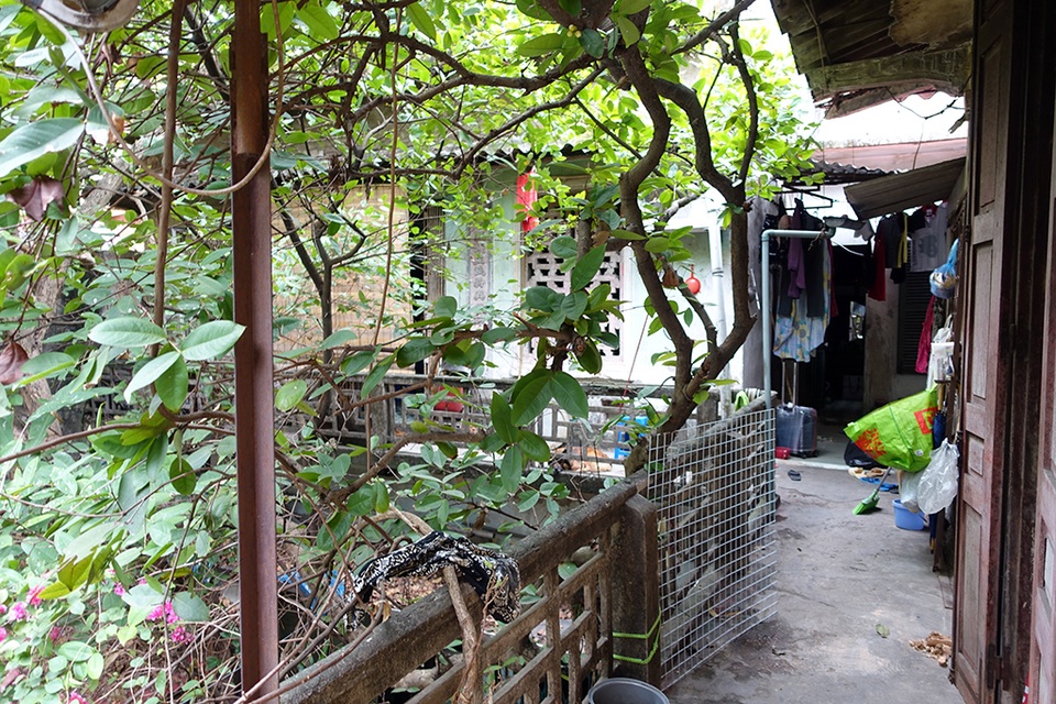 Một góc không gian sống của gia đình nam nghệ sĩ Phạm Bằng trên gác 2 ngõ 30 Hàng Giầy.