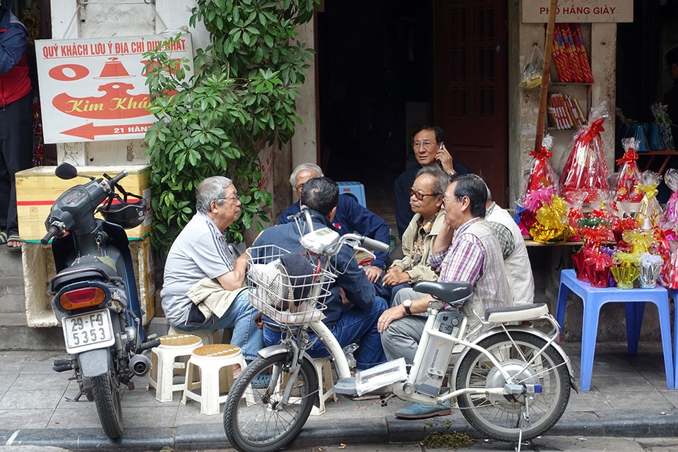 
Trong câu chuyện của những người già trong khu phố bên ly cà phê sáng có cả câu chuyện về người hàng xóm - nghệ sĩ Phạm Bằng vừa đi xa.

