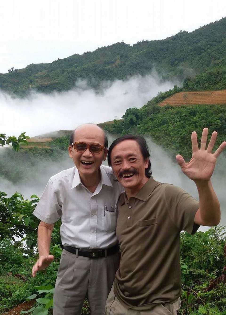 Nghệ sĩ bàng hoàng khi hay tin NSƯT Phạm Bằng qua đời - 4 Ảnh của nghệ sĩ Giang còi với nghệ sĩ Phạm Bằng khi đi lưu diễn ở vùng cao. Ảnh: HG.