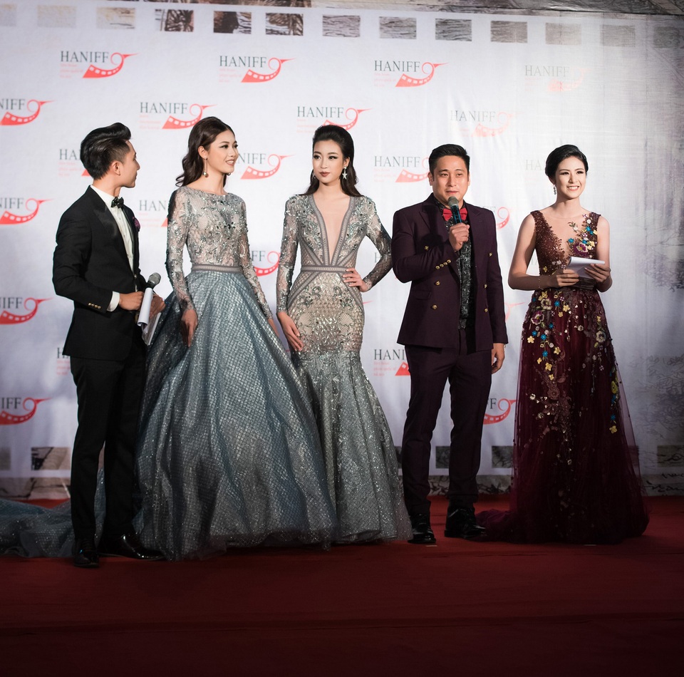 Mỹ Linh - Thanh Tú và diễn viên Minh Tiệp trả lời phỏng vấn của 2 MC.