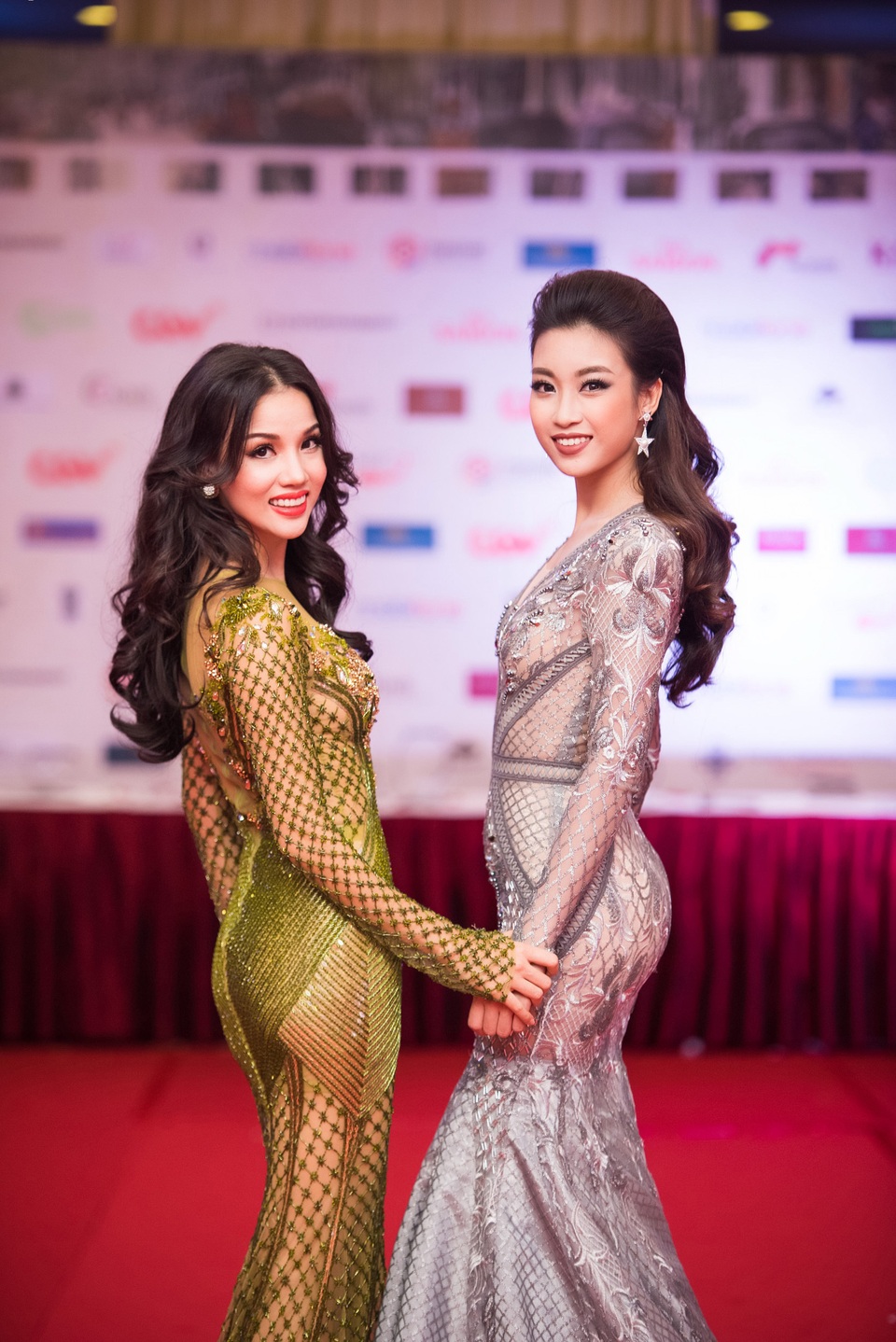 Hoa hậu Mỹ Linh đọ váy với nhà sản xuất Bebe Phạm.