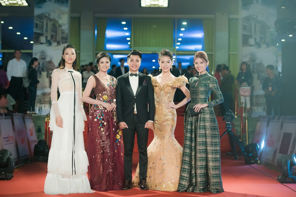 Cùng xuất hiện trên thảm đỏ tối hôm qua còn có Hoa hậu Ngọc Hân trong vai trò MC. Cô diện đầm hoa quyến rũ, tung hứng ăn ý bên bạn dẫn Anh Duy trên thảm đỏ.