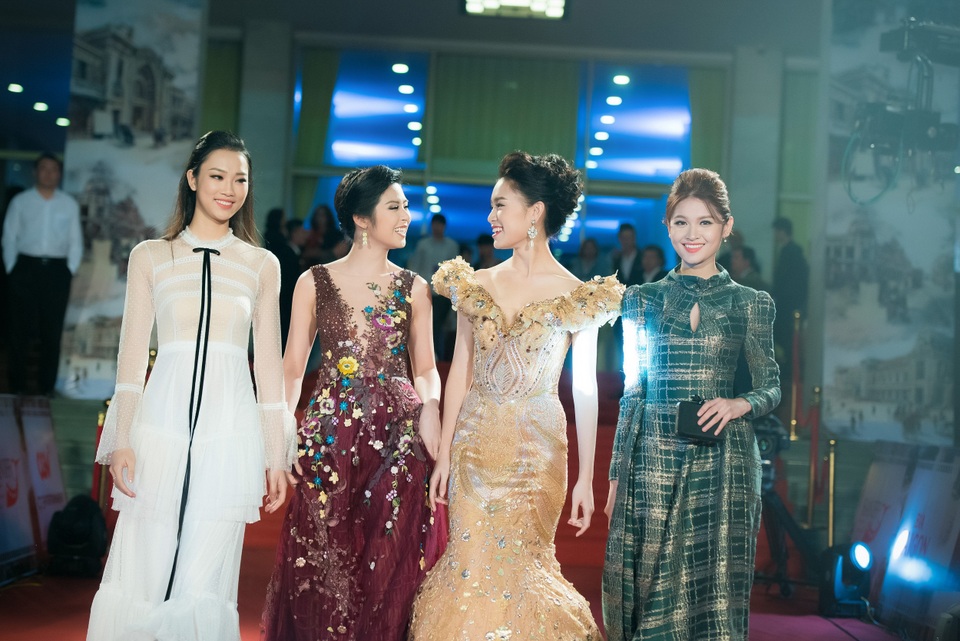 Hứa Vĩ Văn tình tứ khoác tay hai người đẹp trên thảm đỏ LHP - 5 Đêm khai mạc với sự xuất hiện của hàng loạt ngôi sao đình đám như diễn viên Trương Ngọc Ánh, Trần Bảo Sơn, Angela Phương Trinh, hotgirl Chipu…và đặc biệt là dàn người đẹp đình đám của cuộc thi Hoa hậu Việt Nam 2016.