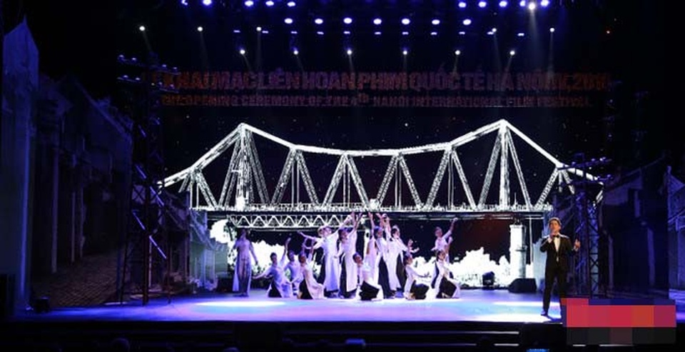 Đông đảo ngôi sao điện ảnh đến dự lễ khai mạc LHP Hà Nội - 2 Sân khấu khai mạc LHP có biểu tượng của cầu Long Biên - chiếc cầu mang tình hữu nghị Việt Pháp. Ảnh: Nam Nguyễn.