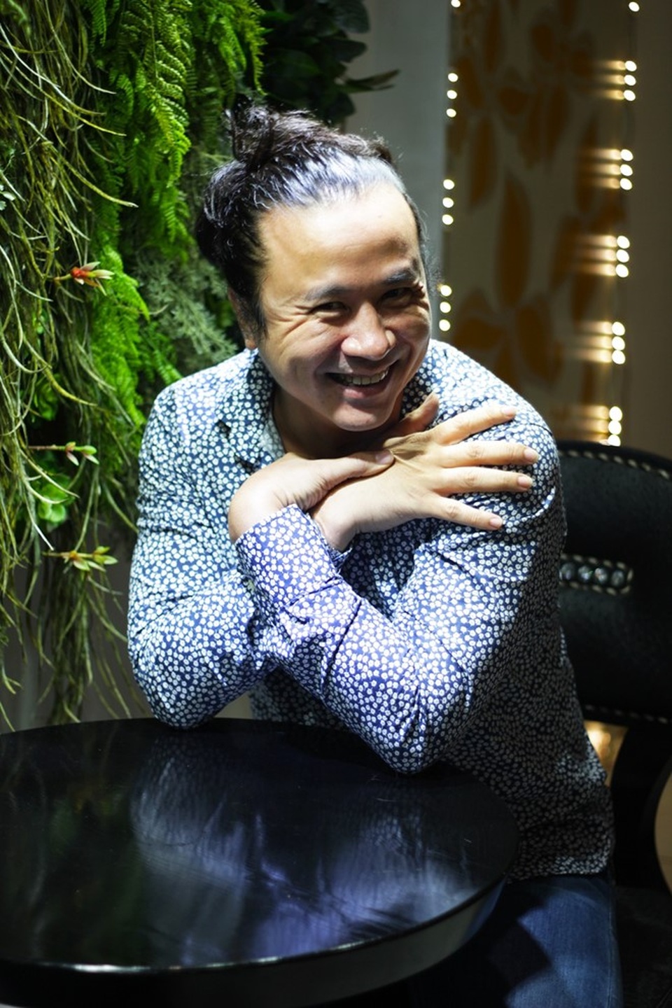“Tôi đau lòng khi nghĩ đến thức ăn bẩn và những người sứt mẻ tâm hồn” - 4 Lê Minh Sơn nhận mình mà một con sói rách nát và thích hoan lạc. Ảnh: Tuấn.
