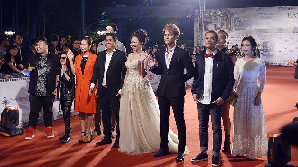 Vợ chồng đạo diễn Đỗ Đức Thịnh và các thành viên trong phim Sứ mệnh trái tim mới được ra mắt chiều 5/11.