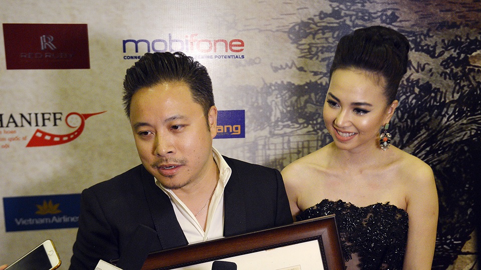 Victor Vũ và Đinh Ngọc Diệp trả lời phỏng vấn. Anh cho biết, anh cảm thấy rất vui và bất ngờ vì Tôi thấy hoa vàng trên cỏ xanh của anh được giải. Đây sẽ là động lực để anh thực hiện tốt 2 dự án phim trong năm 2017.