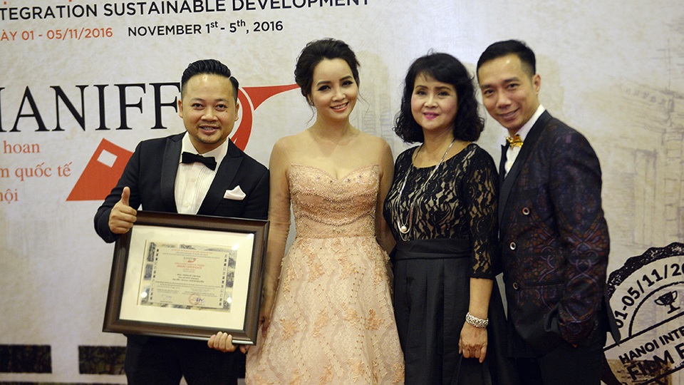 Đại diện đoàn làm phim Trúng số chia sẻ niềm vui với diễn viên Mai Thu Huyền và NTK Đỗ Trịnh Hoài Nam.