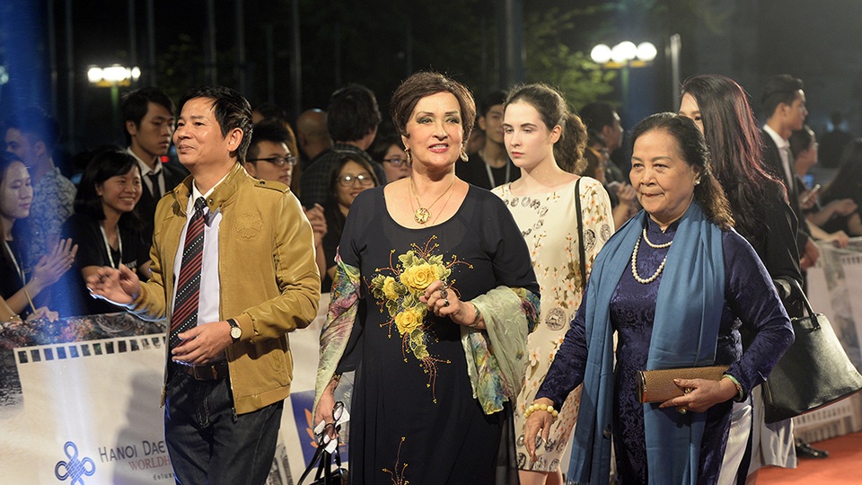 
NSND Ngọc Lan, nghệ sĩ Vũ Đình Thân và NSND điện ảnh Nga.
