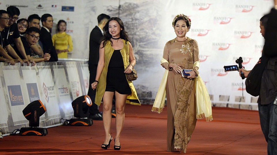 Nghệ sĩ Kim Xuân và một diễn viên trẻ.