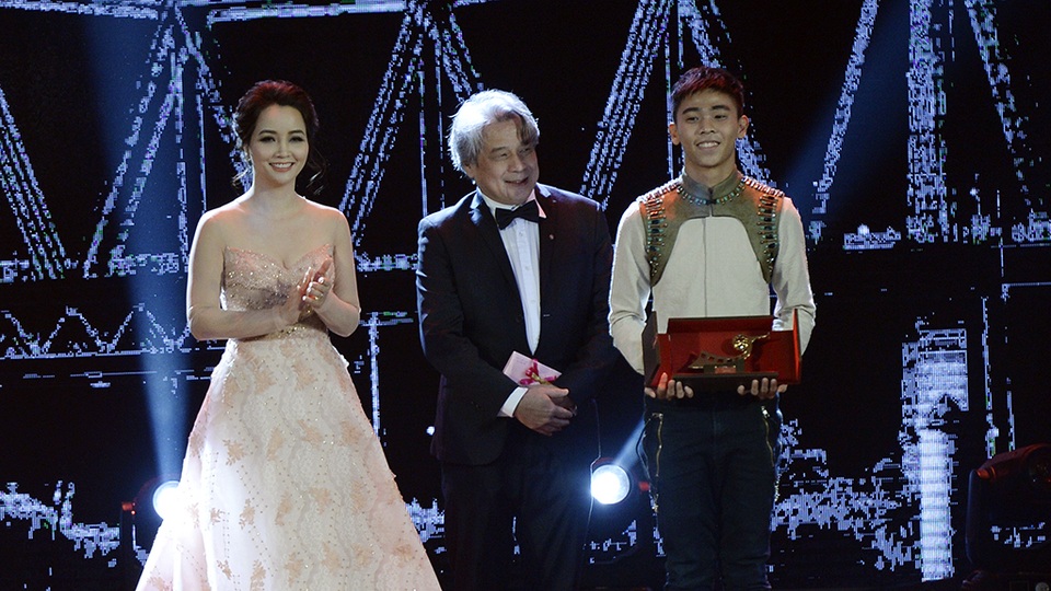 Diễn viên Mai Thu Huyền cùng một đạo diễn quốc tế trao giải Đạo diễn trẻ phim ngắn xuất sắc nhất cho đạo diễn Phạm Ngọc Lân phim Một thành phố khác. Do đạo diễn bận việc không đến được nên diễn viên chính của phim lên nhận thay.