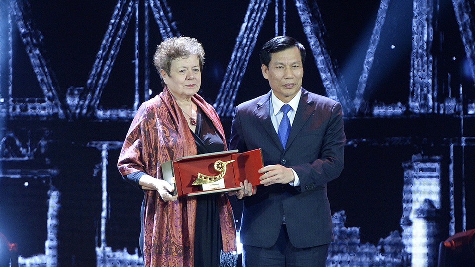 Bộ trưởng Bộ VHTTDL Nguyễn Ngọc Thiện trao cúp cho giải thưởng Phim dài xuất sắc nhất - phim “Hồi ức” của đạo diễn Atom Egoyan người Canada. Do ê-kíp làm phim không có mặt nên đại diện Đại sứ quán Canada đã nhận thay.