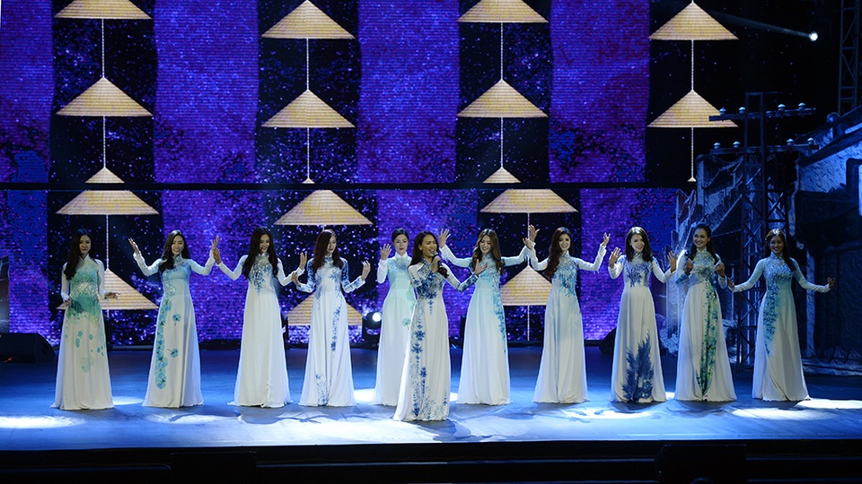 Ái Phương hát Hello Việt Nam với phần phụ hoạ là màn trình diễn áo dài đầy ấn tượng của các người đẹp bước ra từ Hoa hậu Việt Nam 2016.