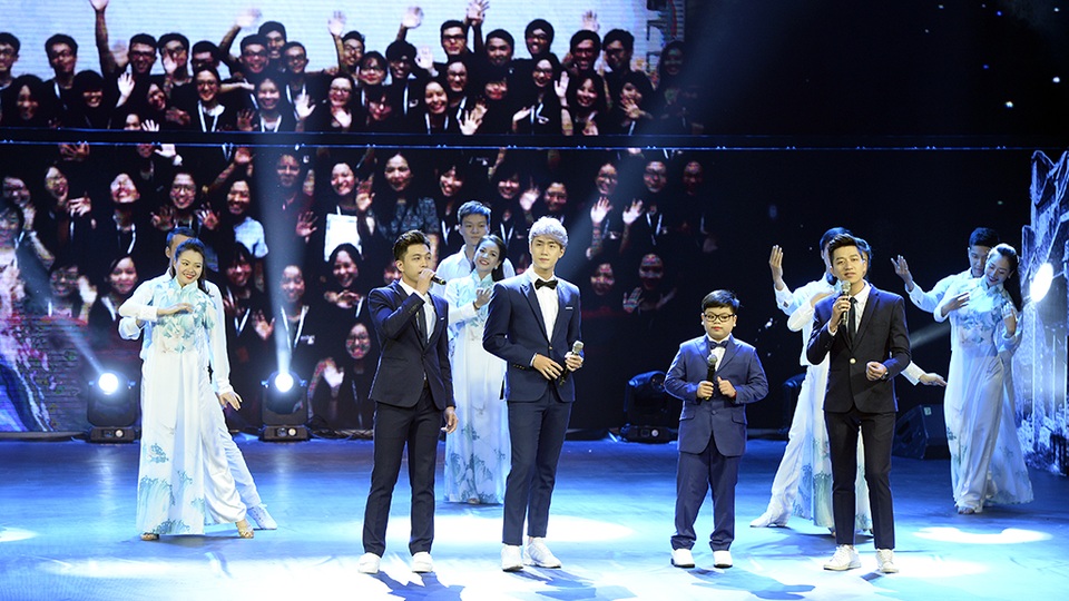 Nhóm The Wins biểu diễn ở phần cuối lễ bế mạc.