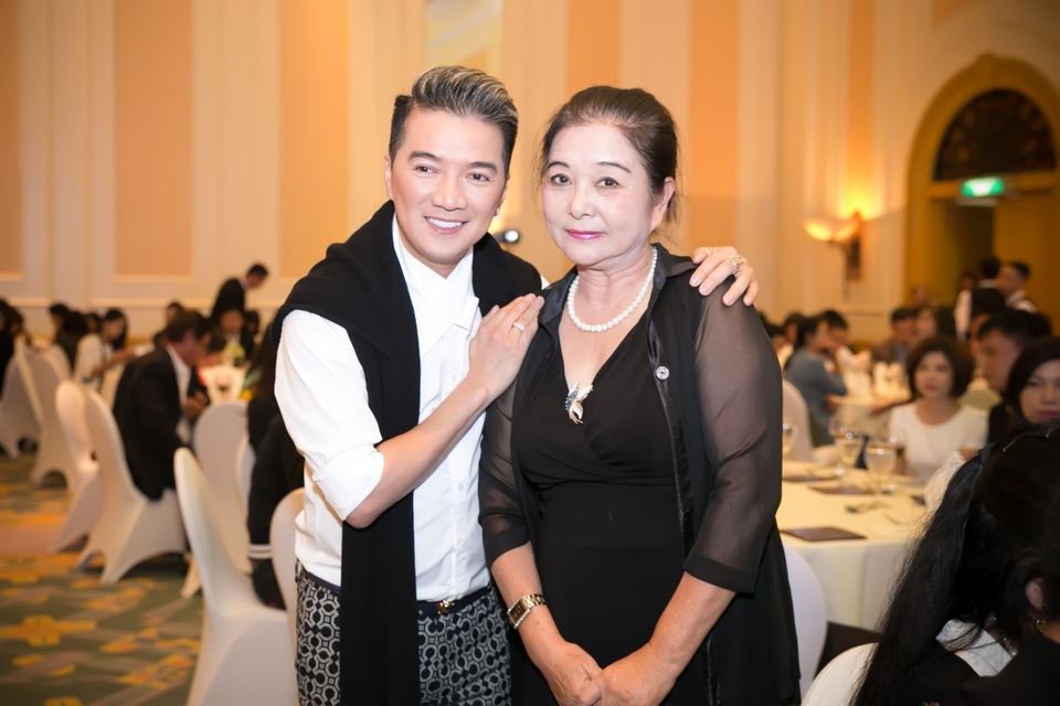 
...NSƯT Thanh Loan (bên phải) và ca sĩ Đàm Vĩnh Hưng cũng đến chúc mừng tác phẩm điện ảnh của Hồng Ánh ra mắt công chúng. Ảnh: DBN.
