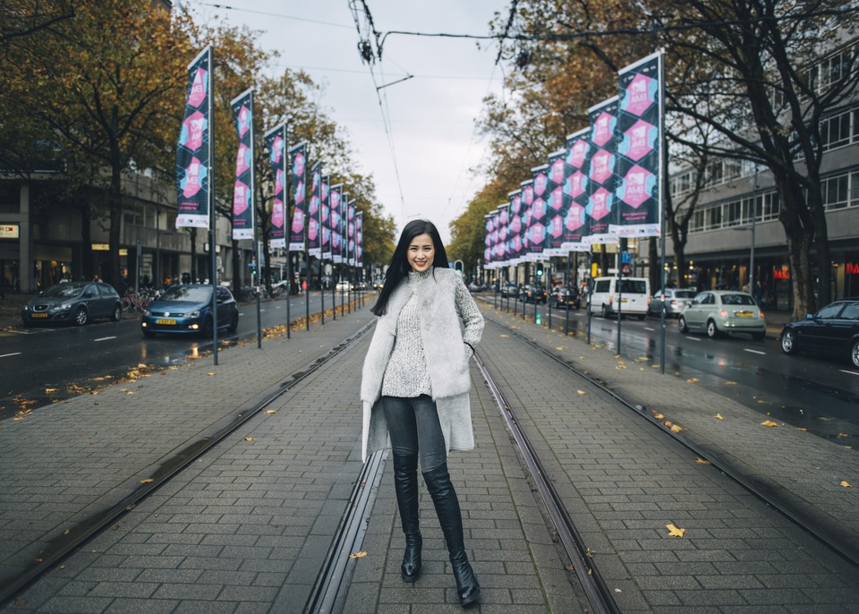 Đông Nhi đã có mặt tại Hà Lan cách đây 2 hôm và rạng sáng nay (theo giờ Việt Nam) cô đã được BTC trao giải thường.