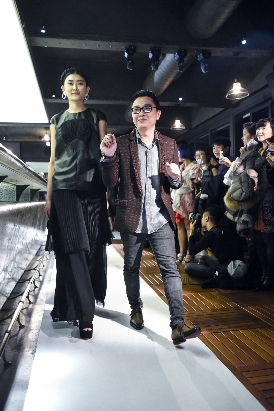 Công Trí kể câu chuyện “huyền thoại” về loại vải thượng hạng của Việt Nam - 1 NTK Công Trí trong buổi giới thiệu bộ sưu tập lãnh Mỹ A tối qua tại Hà Nội.