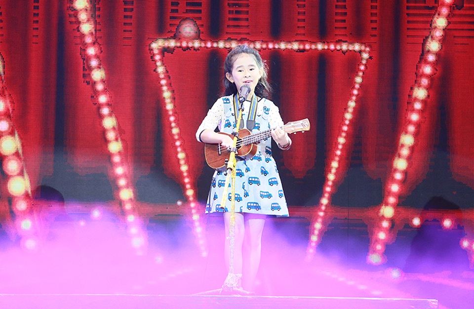Hai vũ công nhí Như Minh - Hà My đăng quang “Nhí tài năng 2016” - 10 Một tài năng nhí tự tin biểu diễn với đạo cụ là cây đàn guitar bé xíu.