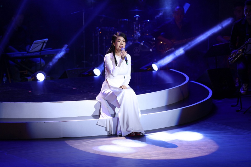 Thu Phương đầm đìa nước mắt khi hát tặng thầy cô sau 30 năm - 2 Hơn 3 tiếng đồng hồ, Thu Phương đã kể lại câu chuyện của 30 năm gắn bó với âm nhạc.