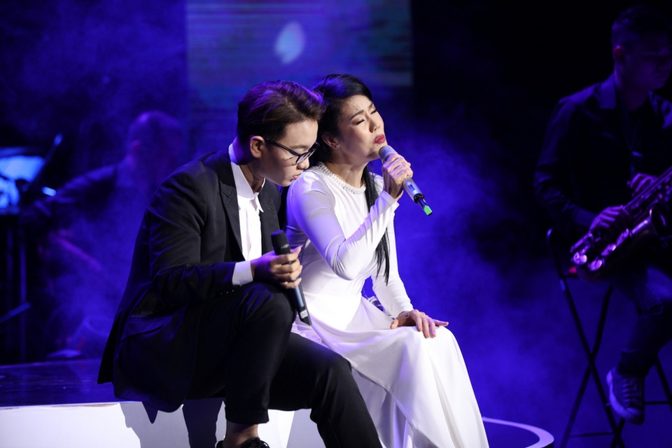 Thu Phương đầm đìa nước mắt khi hát tặng thầy cô sau 30 năm - 4 Cùng học trò Hoàng Dũng hát những ca khúc mới.