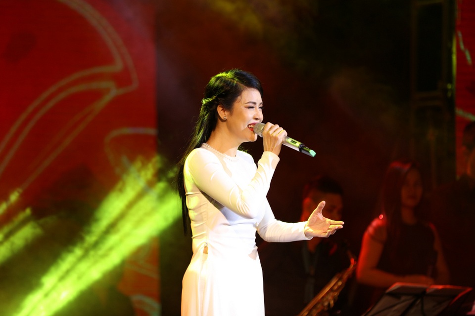 Thu Phương đầm đìa nước mắt khi hát tặng thầy cô sau 30 năm - 3 Bên cạnh những giọt nước mắt còn có cả những tiếng cười đầy hạnh phúc.