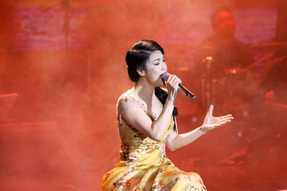 Thu Phương đầm đìa nước mắt khi hát tặng thầy cô sau 30 năm - 6 Thu Phương đầm đìa nước mắt khi hát tặng thầy cô sau 30 năm - 6