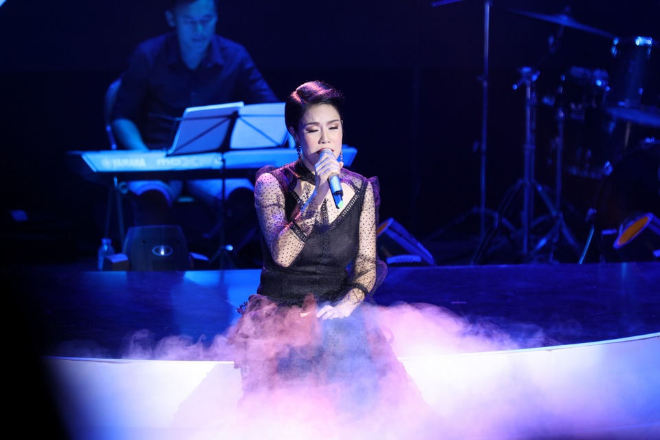 Thu Phương đầm đìa nước mắt khi hát tặng thầy cô sau 30 năm - 7 Thu Phương đầm đìa nước mắt khi hát tặng thầy cô sau 30 năm - 7