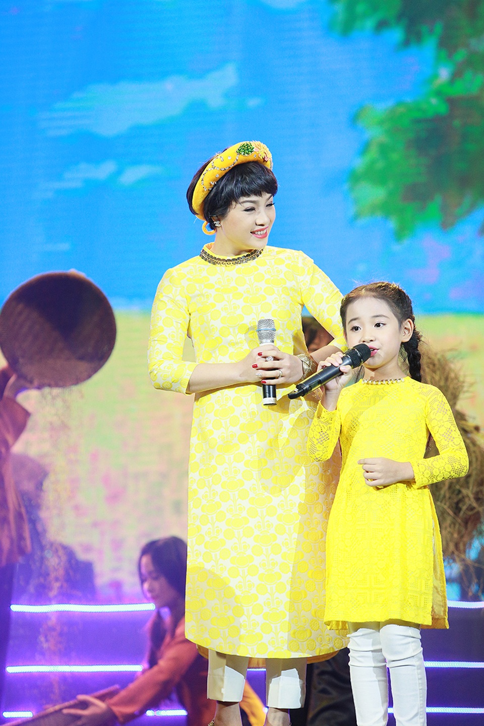 Hai vũ công nhí Như Minh - Hà My đăng quang “Nhí tài năng 2016” - 8 Mai Anh, Hà Anh thả hồn vào các giai điệu lãng đãng chất dân gian đương đại cùng ca sĩ Ngọc Khuê trong ca khúc “Hạt gạo làng ta”