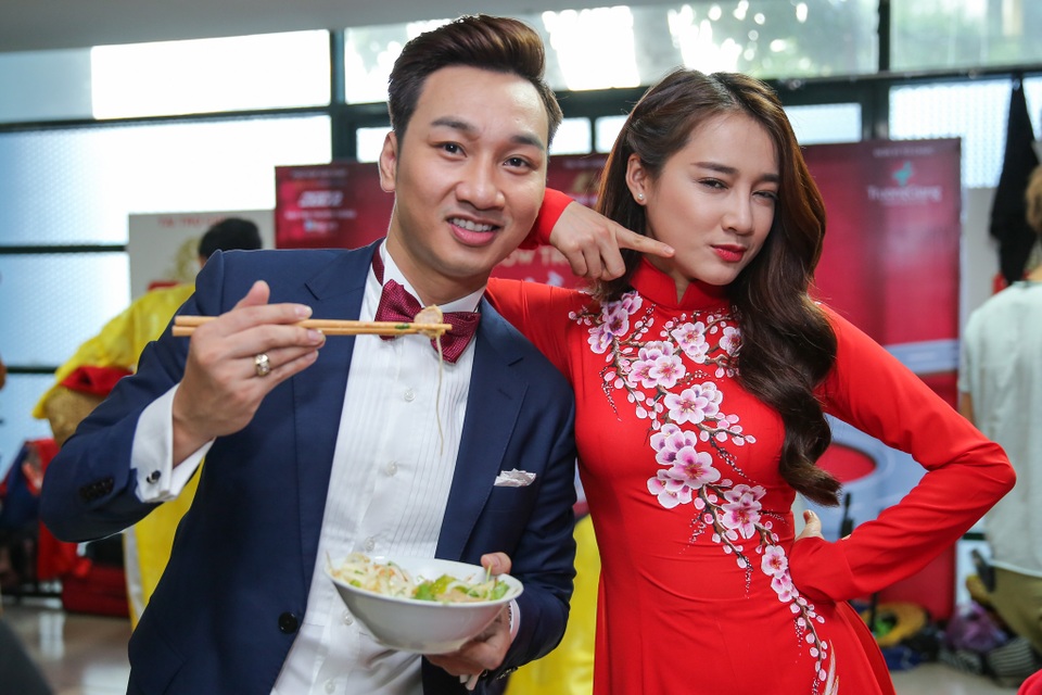 Lộ ảnh Nhã Phương chăm Trường Giang “từng li từng tí” trong hậu trường - 19 Lộ ảnh Nhã Phương chăm Trường Giang “từng li từng tí” trong hậu trường - 19