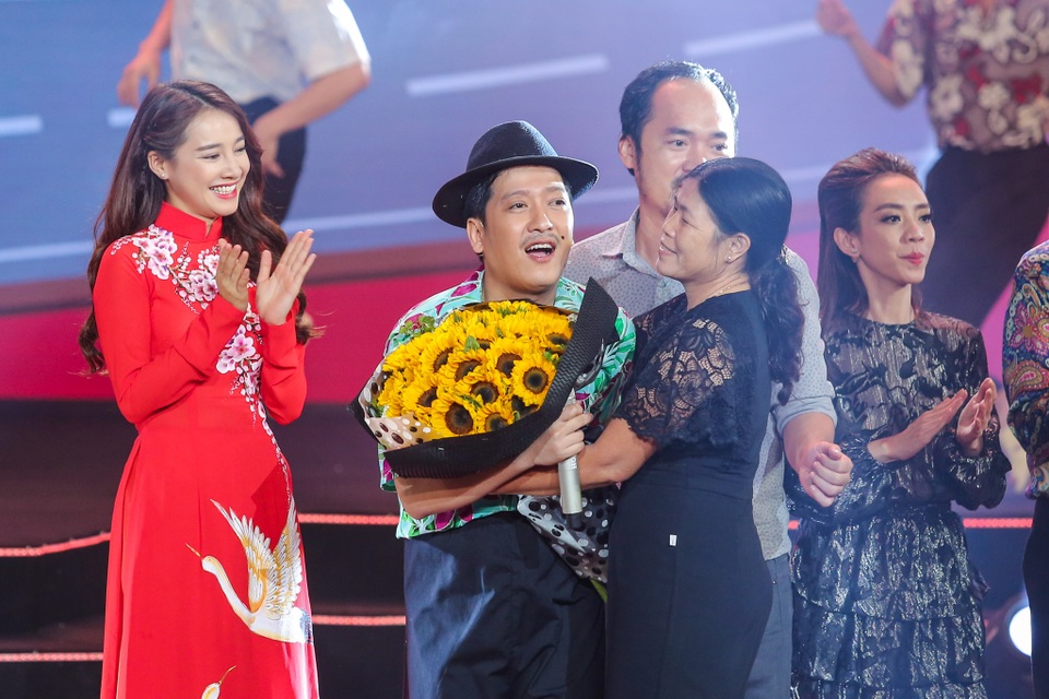 Nhã Phương bất ngờ khoe giọng hát cao vút trong liveshow Trường Giang - 8 Trường Giang được khán giả lên tặng hoa.