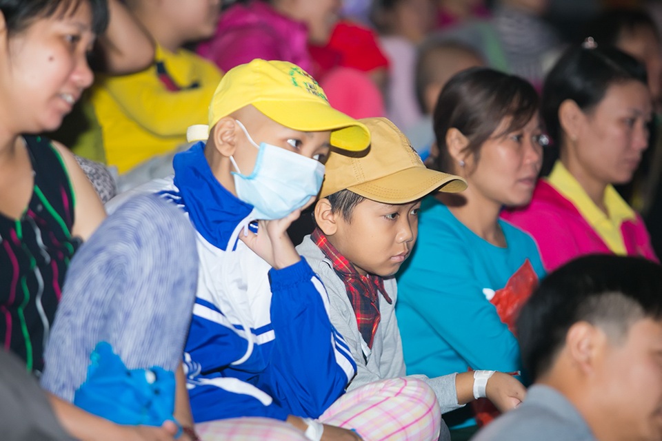 Nhói lòng trước cảnh bệnh nhi hiểm nghèo bịt khẩu trang đi xem xiếc - 3 Nhói lòng trước cảnh bệnh nhi hiểm nghèo bịt khẩu trang đi xem xiếc - 3